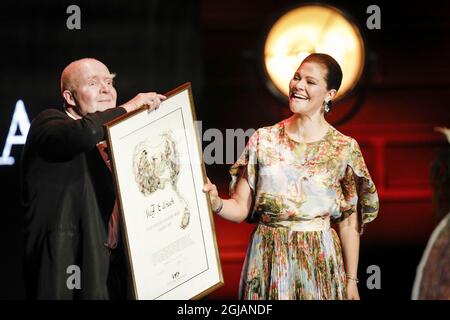 STOCKHOLM 2017-05-29 Kronprinzessin Victoria (R) überreicht den Astrid Lindgren Memorial Award 2017 (ALMA) an den deutschen Illustrator und Bilderbuchautor Wolf Erlbruch während einer Preisverleihung in der Stockholmer Konzerthalle am 29. Mai 2017. Foto: Christine Olsson / TT / kod 10430 Stockfoto