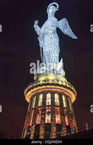 Ecuador, Quito. Jungfrau von Quito El Panecillo bei Nacht. Nur Madonna Statue mit Flügeln Stockfoto