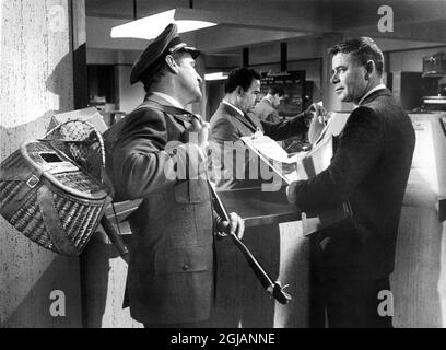 Rod Taylor (links), Glenn Ford (rechts), Dreharbeiten zum Film, 'Fate is the Hunter', 20th Century-Fox, 1964 Stockfoto