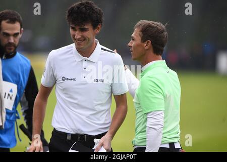 BARSEBACK 20170604 der italienische Renato Paratore (L) spricht mit Thorborn Olesen aus Dänemark auf der Green 18 während des vierten Tages der Nordea Masters im Barseback Golf Club Sonntag, 4. Juni 2017 Foto: Emil Langvad / TT kod 9290 Stockfoto