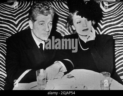 1706546 Marlene Dietrich und Jean Gabin (damals französischer Marineoffizier) im New Yorker Nachtclub El Morocco 1944 während des Krieges; (add.info.: Marlene Dietrich und Jean Gabin (damals französischer Marineoffizier) in El Morocco New York Nachtclub c. 1944 während des Krieges); es ist möglich, dass einige Werke dieses Künstlers in einigen Gebieten durch Rechte Dritter geschützt werden können. Stockfoto