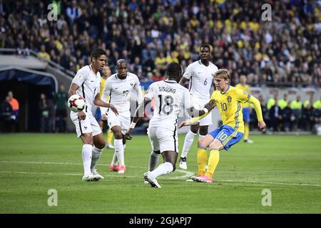 Der Schwede Emil Forsberg (R) schießt am französischen Moussa Sissoko (18) während des FIFA World Cup 2018 Gruppe-A-Qualifikationsspiels zwischen Schweden und Frankreich am 9. Juni 2017 in der Friends Arena in Solna, Stockholm. Foto Marcus Ericsson / TT / Code 11470 Stockfoto