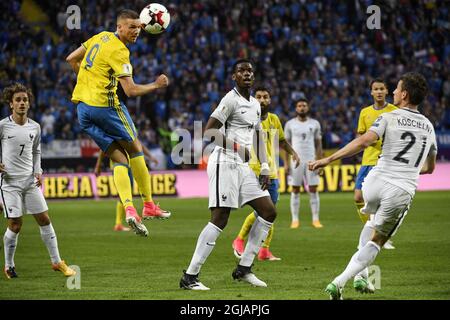 Der Schwede Marcus Berg (9, 2. L) führt den Ball an Frankreichs Paul Pogba (6) und Laurent Kosielny (21) vorbei, während Antoine Griezmann (7, L) während des FIFA World Cup 2018 Group A Qualifying Soccer Matches zwischen Schweden und Frankreich am 9. Juni 2017 in der Friends Arena in Solna zuschaut, Stockholm. Foto Janerik Henriksson / TT / kod 10010 Stockfoto