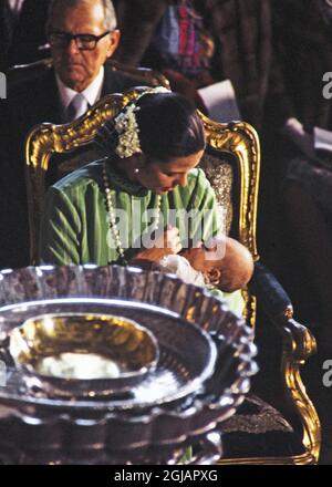 STOCKHOLM 1977-09-27 König Carl Gustaf und Königin Silvia während der Taufe der Kronprinzessin Victoria in der Königlichen Kapelle 1977. Ich den Hintergrund Königin Silvias Eltern Walther und Alice Sommerlath. Foto: Jan Collsioo / TT / Kod: 1001 Stockfoto