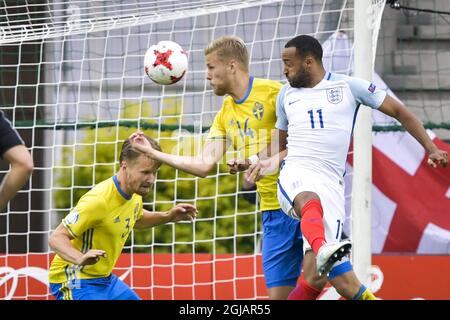 KIELCE 20160616 von links der Schwede Jacob Larsson, Filip Dagerstal und der Engländer Nathan Redmond während des Fußballspieles der UEFA-U21-Europameisterschaft Schweden gegen England in der Kolporter Arena ni Kielce. Foto: Jonas Ekstromer / TT / Code 10030 Stockfoto