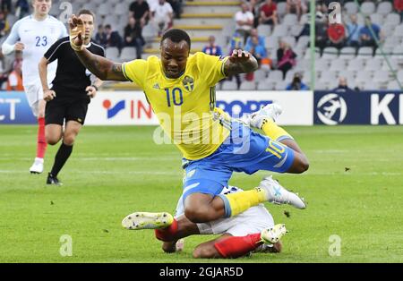 KIELCE 20160616 der Schwede Carlos Strandberg fällt während der Gruppe Ein Fußballspiel der UEFA-U21-Europameisterschaft Schweden gegen England in der Kolporter Arena ni Kielce. Foto: Jonas Ekstromer / TT / Code 10030 Stockfoto