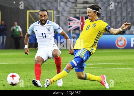 KIELCE 20160616 der englische Nathan Redmond (L) steht mit dem schwedischen Kristoffer Olsson während eines Fußballspieles der UEFA-U21-Europameisterschaft Schweden gegen England in der Kolporter Arena ni Kielce auf dem Spiel. Foto: Jonas Ekstromer / TT / Code 10030 Stockfoto