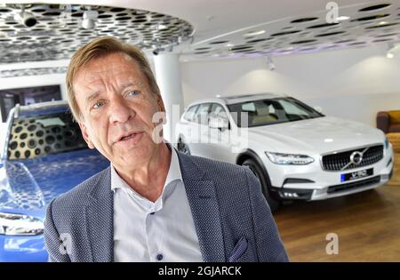 Hakan Samuelsson, CEO von Volvo Cars, spricht während eines Interviews mit TT News Agency auf dem Volvo Cars Showroom in Stockholm, Schweden, am 05. Juli 2017. Samuelsson sagte, dass alle Volvo Autos werden Elektro-oder Hybrid innerhalb von zwei Jahren. Der chinesische Automobilkonzern plant den Ausstieg aus dem konventionellen Automotor. Foto: Jonas Ekstromer / TT / kod 10030 Stockfoto