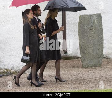 TROLLE LJUNGBY 2017-07-12 Prinzessin Sofia, Prinz Carl Philip und Prinzessin Madeleine nach der Trauerfeier für Gräfin Alice Trolle-Wachtmeister in der Trolle Ljungby Kirche in Südschweden. Foto: Johan Nilsson / TT / kod 50090 Stockfoto