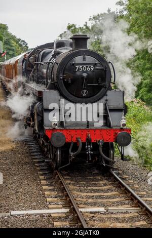Dampflokomotive, die die Hampton Loade Station, Severn Valley Railway, Shropshire verlässt Stockfoto