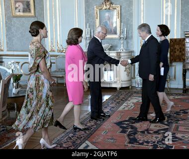 STOCKHOLM 20170824 Kronprinzessin Victoria, Königin Silvia und König Carl Gustaf begrüßten den finnischen Präsidenten Sauli Niinisto und seine Frau Haukio anlässlich des 100-jährigen Jubiläums der Republik Finnland zu einem Mittagessen im Königlichen Palast in Stockholm. Foto: Henrik Montgomery / TT / kod 10060 Stockfoto
