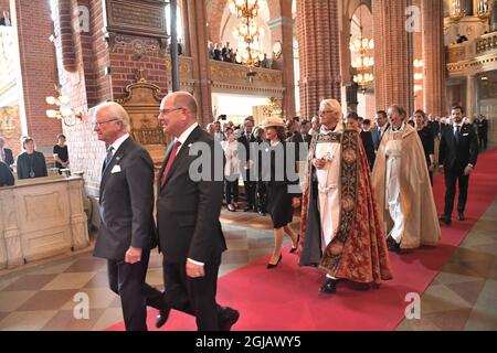 STOCKHOLM 2017-09-12 König Carl Gustaf und Parlamentspräsident Urban Ahlin, gefolgt von der königlichen Familie, werden am Dienstag in der Großen Kathedrale während eines Gottesdienstes im Zusammenhang mit der Parlamentseröffnung 2017 in Stockholm, Schweden, gesehen. Foto: Fredrik Sandberg / TT kod 10080 Stockfoto