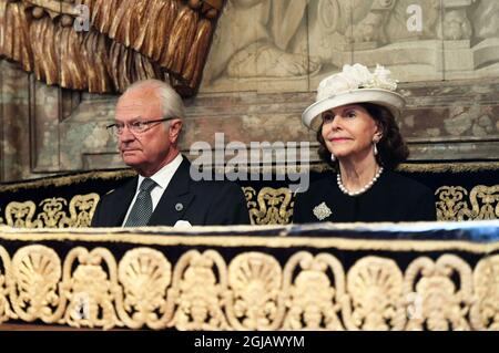 STOCKHOLM 2017-09-12 König carl Gustaf und Königin Silvia sind am Dienstag im Großen Dom während eines Gottesdienstes im Zusammenhang mit der Parlamentseröffnung 2017 in Stockholm, Schweden, zu sehen. Foto: Fredrik Sandberg / TT kod 10080 Stockfoto