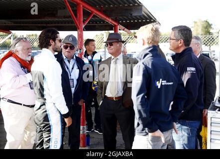 MANTORP 2017-09-16 König Carl Gustaf spricht mit Prinz Carl Philip, der am Samstag bei den Rennen im Mantorp Park in der schwedischen GT-Klasse antrat. Foto: Stefan Jerrevang / TT / Kod 60160 Stockfoto