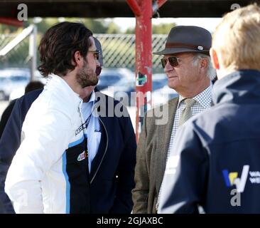 MANTORP 2017-09-16 König Carl Gustaf spricht mit Prinz Carl Philip, der am Samstag bei den Rennen im Mantorp Park in der schwedischen GT-Klasse antrat. Foto: Stefan Jerrevang / TT / Kod 60160 Stockfoto