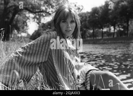 ARKIV 1967 - Britt Ekland posiert für den Fotografen in Stockholm Swden Foto: Lennart Edling Kod: 3012 SCANPIX SWEDEN Stockfoto