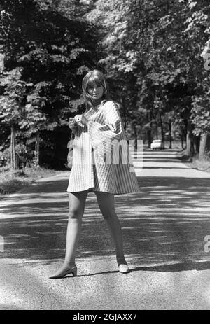 ARKIV 1967 - Britt Ekland posiert für den Fotografen in Stockholm Swden Foto: Lennart Edling Kod: 3012 SCANPIX SWEDEN Stockfoto