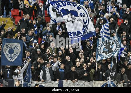 Hertha-Fans auf der Tribüne vor dem Fußballspiel der UEFA Europa League Gruppe J zwischen Ostersunds FK und Hertha Berlin in der Jamtkraft Arena in Ostersund, Schweden, am 28. September 2017. Foto: Robert Henriksson / TT / Code 11393 Stockfoto