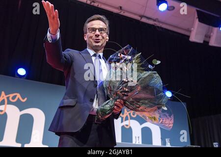 Ulf Kristersson hält Blumen, nachdem er am 01. Oktober 2017 in Stockholm, Schweden, zum neuen Vorsitzenden der liberal-konservativen gemäßigten schwedischen Partei gewählt wurde. KRISTERSSON tritt die Nachfolge von Anna Kinberg Batra an, die sich nach massiver Kritik im August für einen Abtritt entschied. Foto Janerik Henriksson / TT / Code 10010 Stockfoto