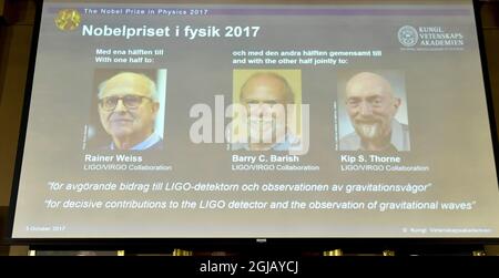 STOCKHOLM 20171003 Tthe Royal Swedish Academy of Sciences, gibt am 3. Oktober 2017 die Nobelpreisträger für Physik von links, Rainer Weiss, Barry C. Barrish och Kip S. Thorne, 2017 an der Königlich Schwedischen Akademie der Wissenschaften in Stockholm bekannt. Foto Jessica Gow / TT kod 10070 Stockfoto