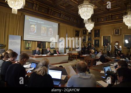 STOCKHOLM 20171003 Tthe Royal Swedish Academy of Sciences, gibt am 3. Oktober 2017 die Nobelpreisträger für Physik von links, Rainer Weiss, Barry C. Barrish och Kip S. Thorne, 2017 an der Königlich Schwedischen Akademie der Wissenschaften in Stockholm bekannt. Foto Jessica Gow / TT kod 10070 Stockfoto