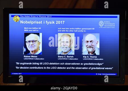 STOCKHOLM 20171003 Tthe Royal Swedish Academy of Sciences, gibt am 3. Oktober 2017 die Nobelpreisträger für Physik von links, Rainer Weiss, Barry C. Barrish och Kip S. Thorne, 2017 an der Königlich Schwedischen Akademie der Wissenschaften in Stockholm bekannt. Foto Jessica Gow / TT kod 10070 Stockfoto