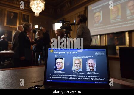 STOCKHOLM 20171003 die Royal Swedish Academy of Sciences, gibt bekannt, dass die 2017 Nobelpreisträger für Physik auf einer Ausstellung von links, Rainer Weiss, Barry C. Barrish och Kip S. Thorne am 3. Oktober 2017, in der Royal Swedish Academy of Sciences in Stockholm, abgebildet sind. Foto Jessica Gow / TT kod 10070 Stockfoto