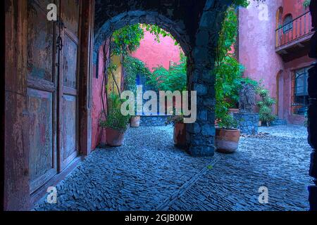 Mexiko, San Miguel de Allende. Architektonisches Detail im Innenhof des Gebäudes. Stockfoto