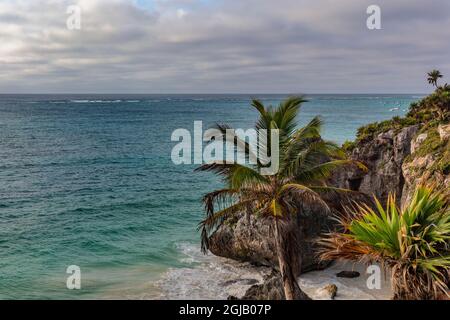 Strand an der Karibik mit Fischerbooten in der archäologischen Zone von Tulum Maya Port City Ruinen in Tulum, Mexiko Stockfoto