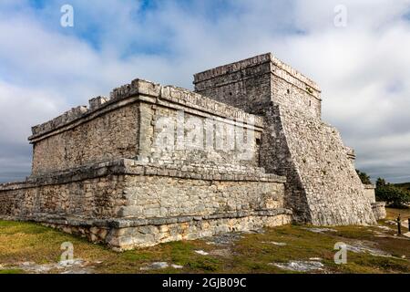 Tempel des Windes in der archäologischen Zone von Tulum Ruinen der Maya-Hafenstadt in Tulum, Mexiko Stockfoto