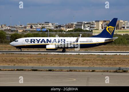 Eine Ryanair (Malta Air), Boeing 737-800, bereit zum Abflug vom Flughafen Bari Palese. Stockfoto