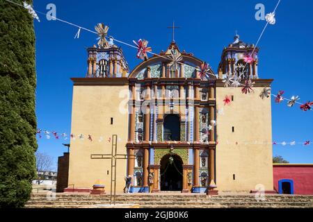 Mexiko, Santa Ana Zegache. Ein Projekt zur Restaurierung von Artefakten aus der Kirche wurde vom Maler Rodolfo Morales gegründet und beschäftigt und trainiert weiterhin Menschen Stockfoto