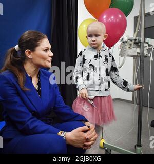 LINKOPING 2017-10-26 Kronprinzessin Victoria wird von Siri Friberg 7 und Vidar Appelqvist, 10, während der Teilnahme an einer Namenszeremonie für ein Kinderkrankenhaus am Universitätskrankenhaus in Linkoping Schweden am Donnerstag begrüßt. Der Name ist H.K.H Crown Princess Victoria's childrenâ €™s Krankenhaus. Foto: Jonas EkstrÃ¶mer / TT / kod 10030 Stockfoto