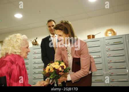 STOCKHOLM 2017-11-09 Königin Silvia eröffnete am Donnerstag das Seniorenheim Soderstromsgardnes in Stenhamra. Foto: Christine Olsson / TT / Kod 10430 Stockfoto