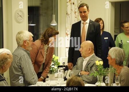 STOCKHOLM 2017-11-09 Königin Silvia eröffnete am Donnerstag das Seniorenheim Soderstromsgardnes in Stenhamra. Foto: Christine Olsson / TT / Kod 10430 Stockfoto