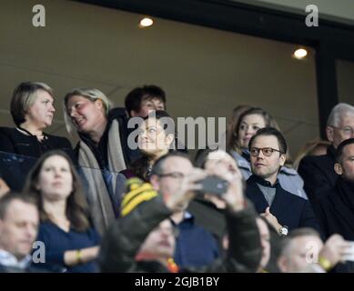 STOCKHOLM 2017-11-10 Schwedens Kronprinzessin Victoria und Prinz Daniel während der FIFA Fußball-Weltmeisterschaft 2018 im europäischen Qualifikationsspiel Schweden gegen Italien in der Friends Arena in Stockholm, Schweden, am Freitag, den 10. November 2017. Foto: Pontus Lundahl / TT / code10050 Stockfoto