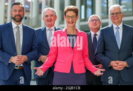 09. September 2021, Sachsen, Leipzig: Katrin Leonhardt (Mitte), Vorsitzende des Vorstands der Sächsischen Aufbaubank, und Martin Durig (links-rechts, SPD), Sachsens Wirtschaftsminister, Thomas Schmidt (CDU), Sachsens Staatsminister für Regionalentwicklung, Ronald Kothe, Mitglied des Vorstands der Sächsischen Aufbaubank, Und Hartmut Vorjohann (CDU), Sachsens Finanzminister, steht nach der Eröffnung des Neubaus der Sächsischen Aufbaubank im Portikus des Gebäudes. Das Entwicklungsinstitut des Freistaates verfügt nun neben seinem bisherigen Standort über einen zweiten großen Standort in der Messestadt Stockfoto