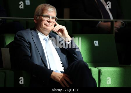 09. September 2021, Sachsen, Leipzig: Sachsens Finanzminister Hartmut Vorjohann (CDU) sitzt bei der Eröffnungsfeier des neuen Gebäudes der Sächsischen Aufbaubank. Das Entwicklungsinstitut des Freistaates verfügt nun neben seinem bisherigen Hauptsitz in Dresden über einen zweiten großen Standort in der Messestadt. Der Neubau soll nach Angaben der SAB rund 500 Arbeitsplätze beherbergen, von denen zunächst 200 befüllt werden. Später sollen rund 400 Mitarbeiter in Leipzig arbeiten. Das aufwendige Gebäude, das von einem Londoner Architekturbüro entworfen wurde, kostete rund 165 Millionen Euro. Ursprünglich 107 Millionen Euro Stockfoto