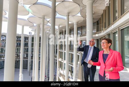 09. September 2021, Sachsen, Leipzig: Katrin Leonhardt, Vorstandsvorsitzende der Sächsischen Aufbaubank, steht auf einem Balkon des Gebäudes mit Hartmut Vorjohann (CDU), dem sächsischen Finanzminister. Das Entwicklungsinstitut des Freistaates verfügt nun neben seinem bisherigen Hauptsitz in Dresden über einen zweiten großen Standort in der Messestadt. Der Neubau soll laut SAB rund 500 Arbeitsplätze beherbergen, von denen zunächst 200 belegt werden. Später sollen rund 400 Mitarbeiter in Leipzig arbeiten. Das aufwendige Gebäude, das von einem Londoner Architekturbüro entworfen wurde, kostete rund 165 Millionen Stockfoto