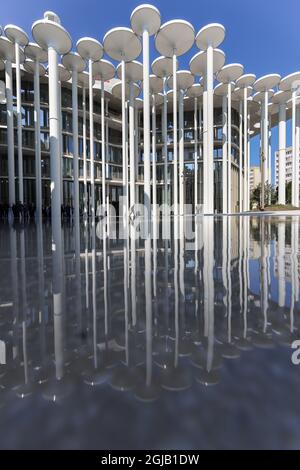 09. September 2021, Sachsen, Leipzig: Die Säulen des Neubaus der Sächsischen Aufbaubank spiegeln sich in einer Weite des Wassers wider. Das Entwicklungsinstitut des Freistaates verfügt nun neben seinem bisherigen Hauptsitz in Dresden über einen zweiten großen Standort in der Messestadt. Der Neubau soll laut SAB rund 500 Arbeitsplätze beherbergen, von denen zunächst 200 belegt werden. Später sollen rund 400 Mitarbeiter in Leipzig arbeiten. Das aufwendige Gebäude, das von einem Londoner Architekturbüro entworfen wurde, kostete rund 165 Millionen Euro. Ursprünglich hatten 107 Millionen Euro plus eine Risikoprämie b Stockfoto