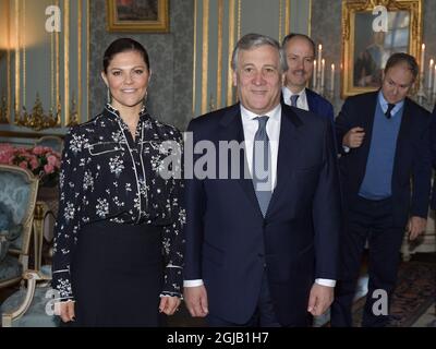 STOCKHOLM 171116 Schwedens Kronprinz Victoria begrüßt den Präsidenten des Europäischen Parlaments, Antonio Tajani, am Donnerstag, den 16. November 2017 im Königlichen Palast von Stockholm Foto: Anders Wiklund / TT / kod 10040 Stockfoto