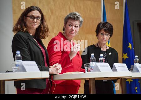 Die EU-Kommissarin für Handel Cecilia Malmstrom (L-R), die schwedische Ministerin für Beschäftigung und Integration Ylva Johansson und die EU-Kommissarin für Beschäftigung, Soziales, Qualifikationen und Arbeitskräftemobilität Marianne Thyssen nehmen an einem Bürgerdialog an der Hochschule für Wirtschaft, Wirtschaft und Recht an der Universität Göteborg am 16. November 2017, am Vorabend des EU-Sozialgipfels für faire Arbeitsplätze und Wachstum. Foto Jonas Ekstromer / TT / Code 10030 Stockfoto