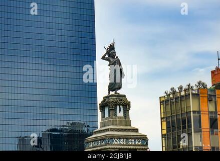 Denkmal für Cuauhtemoc, Mexiko-Stadt, Mexiko. Letzter aztekischer Kaiser, um die spanischen Invasoren zu bekämpfen. Erbaut 1887 von Francisco Jimenez. Stockfoto