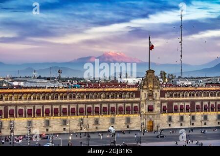 Präsidentenpalast mit Berg im Hintergrund, Mexiko-Stadt, Mexiko. Palast, erbaut von Cortez im 16. Jahrhundert. Balkon, auf dem der mexikanische Präsident erscheint. Stockfoto