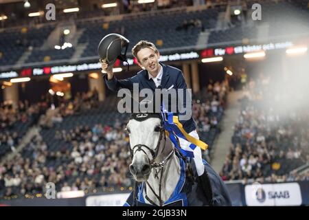 Bertram Allen feiert auf seinem Pferd Gin Chin van het Lindenhof nach dem Gewinn des Grand Prix zwei Runden internationales Springturnier während der Sweden International Horse Show in der Friends Arena in Solna/Stockholm. Foto: Jessica Gow / TT / Code 10070 Stockfoto