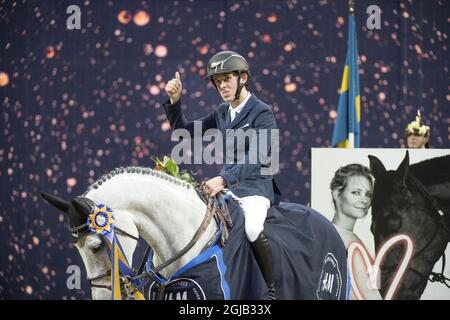 Bertram Allen feiert auf seinem Pferd Gin Chin van het Lindenhof nach dem Gewinn des Grand Prix zwei Runden internationales Springturnier während der Sweden International Horse Show in der Friends Arena in Solna/Stockholm. Foto: Jessica Gow / TT / Code 10070 Stockfoto