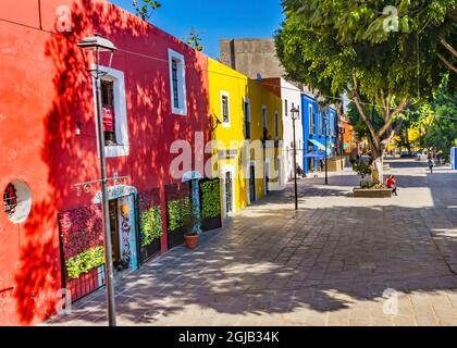 Farbenfrohe rot-gelbe Blue Shopping Street Grüne Bäume, Puebla, Mexiko. (Nur Für Redaktionelle Zwecke) Stockfoto