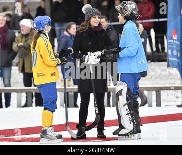 STOCKHOLM 2018-01-30 der Herzog von Cambridge, Prinz William, und die Herzogin von Cambridge, Catherine, werden am Dienstag im Zentrum von Stockholm, Schweden, mit dem Sport Bandy vertraut gemacht. Das britische Königspaar ist auf einem zweitägigen offiziellen Besuch in Schweden. Jonas Ekstromer / TT-Code 10030 Stockfoto