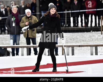 STOCKHOLM 2018-01-30 der Herzog von Cambridge, Prinz William, und die Herzogin von Cambridge, Catherine, werden am Dienstag im Zentrum von Stockholm, Schweden, mit dem Sport Bandy vertraut gemacht. Das britische Königspaar ist auf einem zweitägigen offiziellen Besuch in Schweden. Jonas Ekstromer / TT-Code 10030 Stockfoto