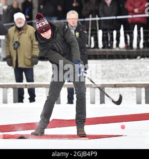 STOCKHOLM 2018-01-30 der Herzog von Cambridge, Prinz William, und die Herzogin von Cambridge, Catherine, werden am Dienstag im Zentrum von Stockholm, Schweden, mit dem Sport Bandy vertraut gemacht. Das britische Königspaar ist auf einem zweitägigen offiziellen Besuch in Schweden. Jonas Ekstromer / TT-Code 10030 Stockfoto